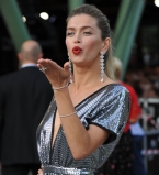 Вера Брежнева демонстрирует идеальные ножки