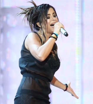 Ани Лорак вышла на сцену в сексуальном прозрачном платье