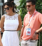 Ани Лорак позирует с любимым мужем