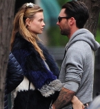 Адам Ливайн и Бехати Принслу поделились романтичным селфи