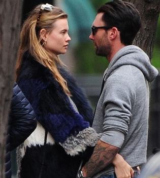 Адам Ливайн и Бехати Принслу поделились романтичным селфи