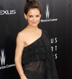 Кэти Холмс вышла в свет в изысканном наряде