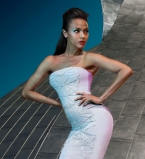 Зои Салдана демонстрирует точеные формы в ярких платьях