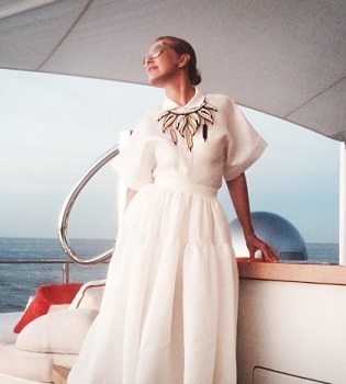 Ксения Собчак демонстрирует фигуру в бикини