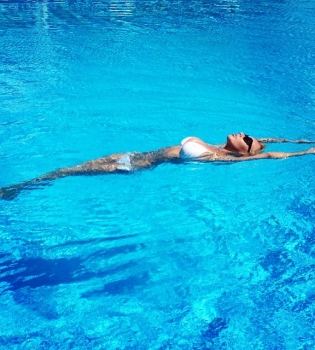 Маша Малиновская хвастается сексуальной фигурой