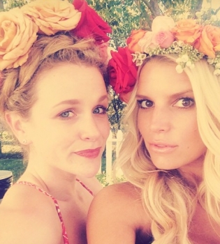 Джессика Симпсон удивила своей фигурой в купальнике