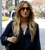 Дженнифер Лопес обнажила знаменитые ножки