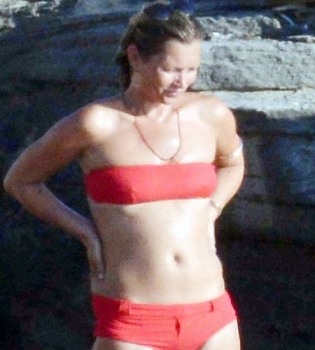 Кейт Мосс демонстрирует фигуру в бикини