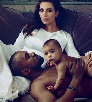 дочь Ким Кардашьян позирует в Chanel