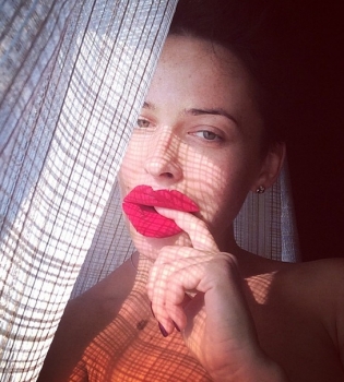 Даша Астафьева шокировала своими губами и пышным бюстом