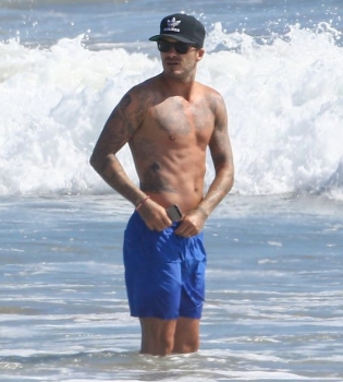 Дэвид Бекхэм хвастается безупречной фигурой