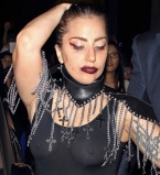 Леди ГаГа шокирует своей обнаженной грудью