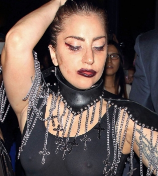 Леди ГаГа шокирует своей обнаженной грудью