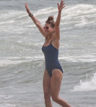 Сара Джессика Паркер позирует в купальнике