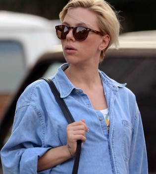 Скарлетт Йоханссон показала свой беременный животик