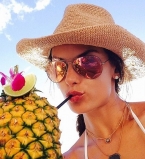 Алессандра Амбросио позирует на пляже в бикини