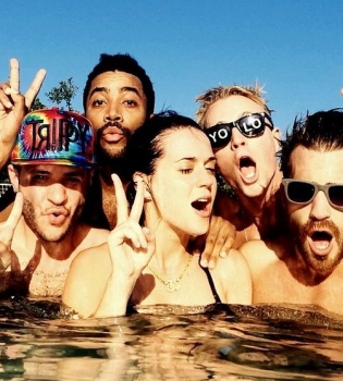 Кэти Перри хвастается пышным бюстом в бикини