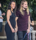 Зои Салдана хвастается беременным животом в облегающем платье