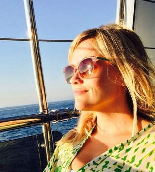 Риз Уизерспун позирует в купальнике