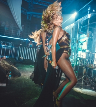 ВИА Гра хвастается сексуальными ножками