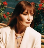 Карла Бруни демонстрирует неувядающую красоту