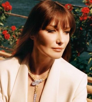 Карла Бруни демонстрирует неувядающую красоту