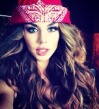 Анна Седокова ошеломила поклонников своей пышной грудью