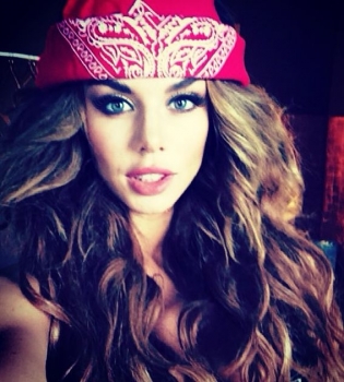 Анна Седокова ошеломила поклонников своей пышной грудью