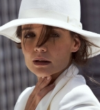 Кэти Холмс обнажила стройные ножки на обложке глянца