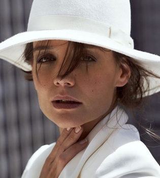 Кэти Холмс обнажила стройные ножки на обложке глянца