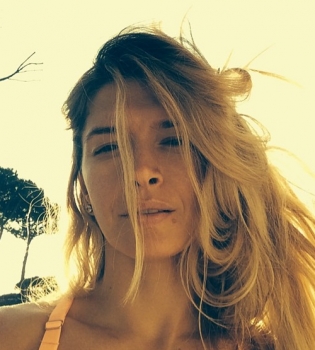 Вера Брежнева хвастается идеальными формами в бикини