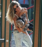 Жизель Бундхен показала своих очаровательных детей