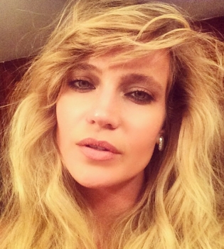 Глюкоза удивила поклонников обнаженной грудью