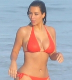 Ким Кардашьян в ярком бикини демонстрирует аппетитные формы