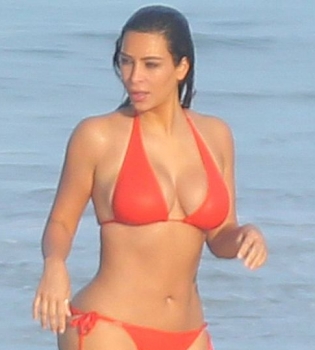 Ким Кардашьян в ярком бикини демонстрирует аппетитные формы