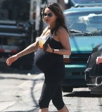 Мила Кунис демонстрирует беременный животик