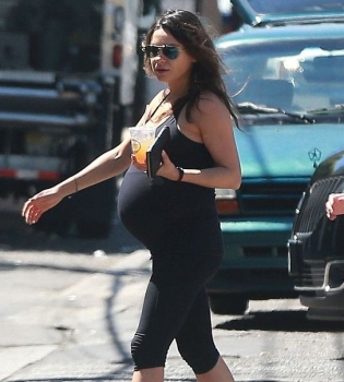 Мила Кунис демонстрирует беременный животик