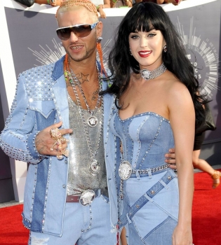 Кэти Перри покорила платьем в стиле Бритни Спирс