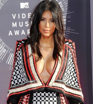 Ким Кардашьян сразила публику откровенным мини-платьем с глубоким декольте