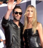 Адам Ливайн вышел в свет со своей красавицей-женой