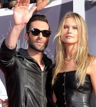 Адам Ливайн вышел в свет со своей красавицей-женой