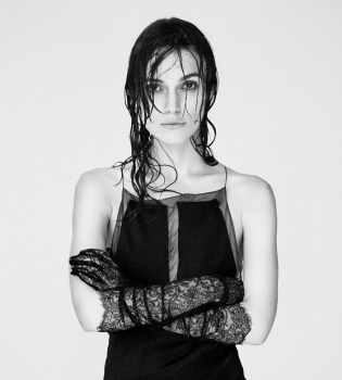 Кира Найтли позирует топлесс