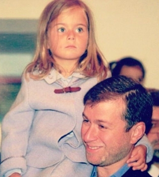 дочь Романа Абрамовича опубликовала трогательные семейные фото