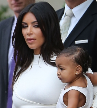 Ким Кардашьян вышла в свет со своей дочерью