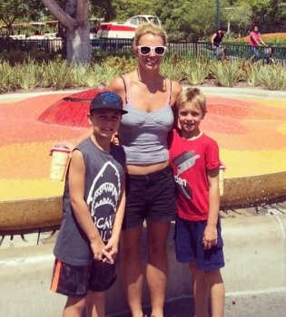 Бритни Спирс опубликовала трогательное селфи с сыновьями