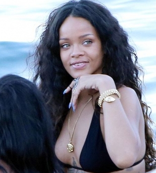 Рианна отправилась на отдых в Италию