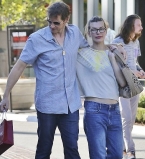 Милла Йовович показала округлившийся животик