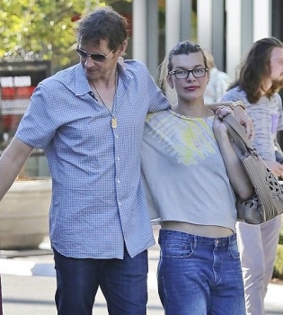 Милла Йовович показала округлившийся животик