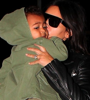 Ким Кардашьян не может оторваться от любимой дочурки