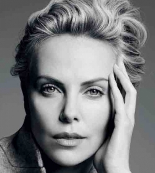 Шарлиз Терон демонстрирует неувядающую красоту